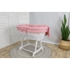 Baby rotan wieg met poederroze sluier mousseline