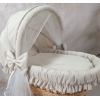 Beige wiegbekleding op maat voor rotan wieg met vouwkap