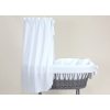 Detailfoto witte mousseline stof wiegset