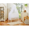 Babywieg aan bed bedkant en beddengoed