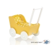 Poppenwagen van Hout met Dekentje Wit Geel Polkaprikker