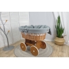 Rieten wieg met khaki mousseline wiegbekleding