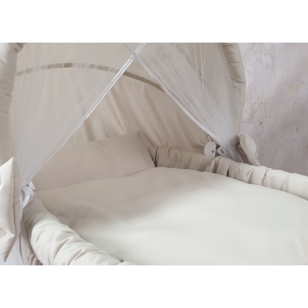 Beige stof wiegbekleding voor veilige baby slaapomgeving
