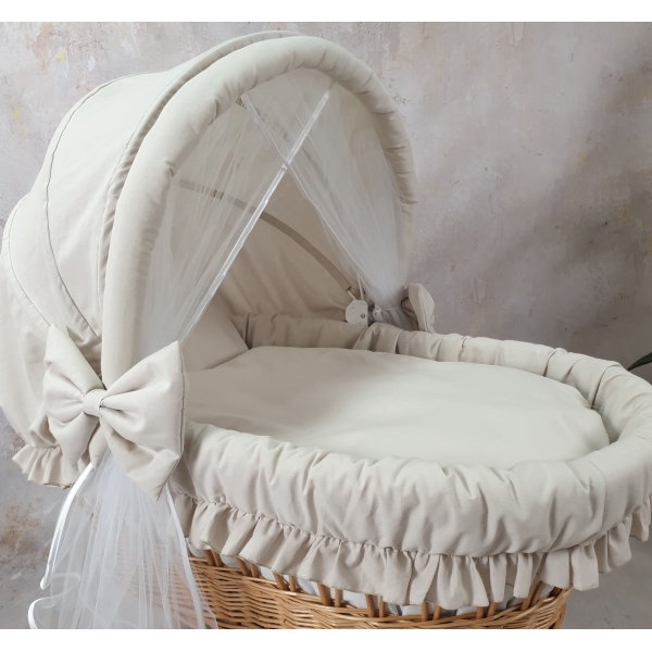 Beige wiegbekleding op maat voor rotan wieg met vouwkap