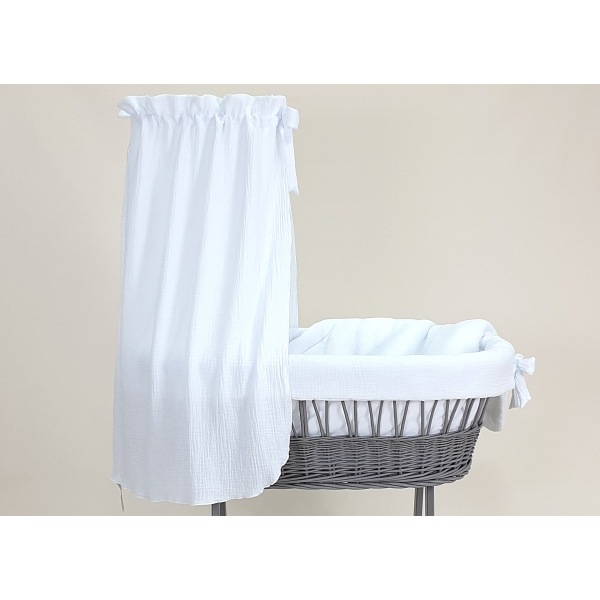 Detailfoto witte mousseline stof wiegset