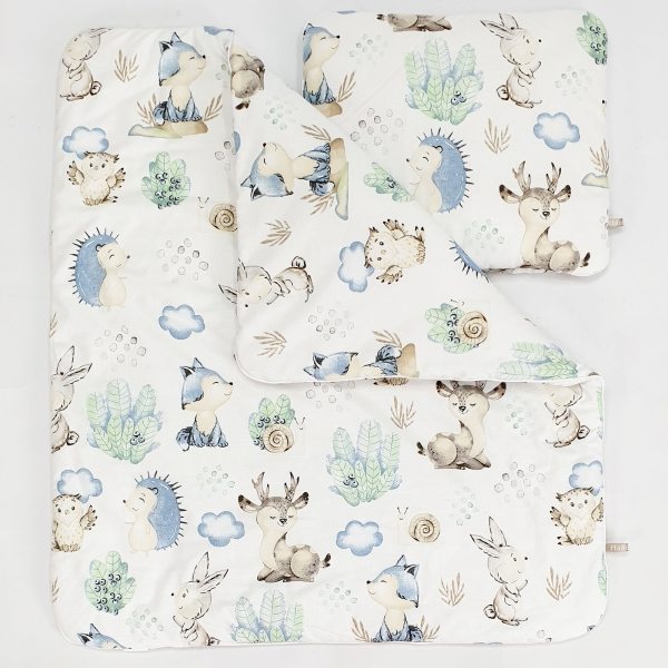een set beddengoed met egeltjesmotief voor babymand