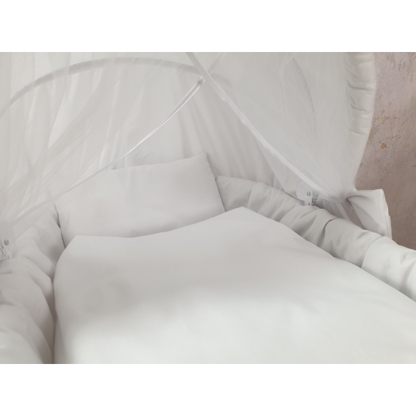 Witte XL wiegbekleding voor een veilige en grote babywieg